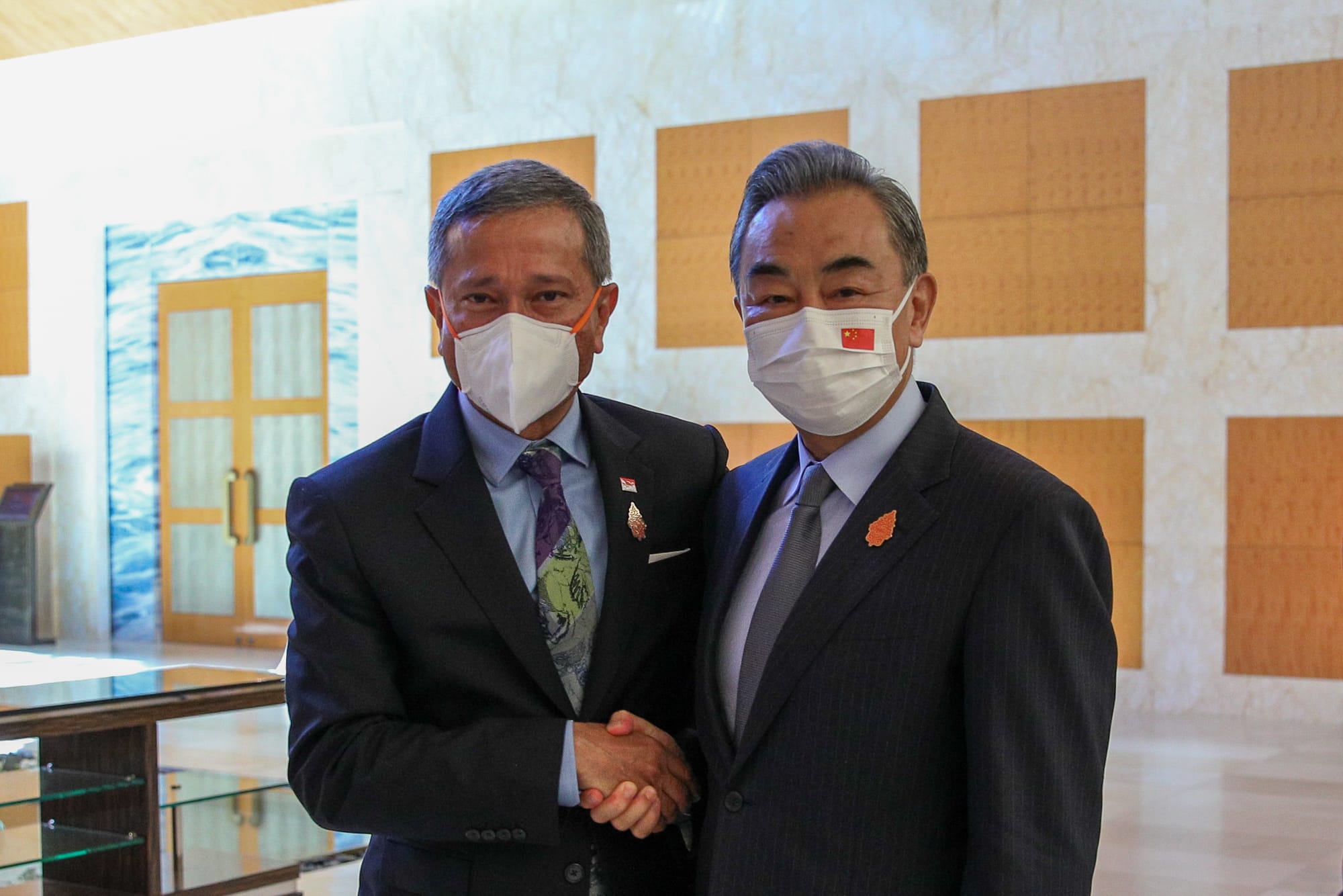 Crowd of people including PM Lee Hsien Loong clapping at event.